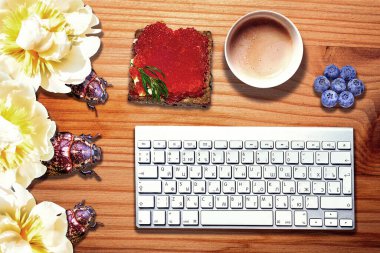 Çizgili ahşap masada klavyeli bilgisayar hatalarının kavramsal görünümü