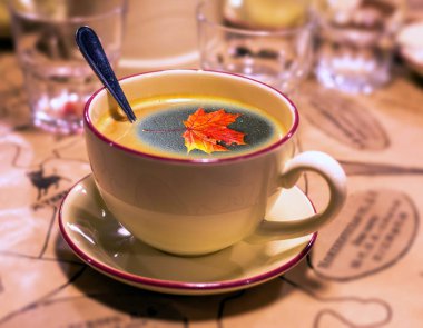 Kahve kaşığıyla sabah kahvesi şapkasının kolaj resmi.