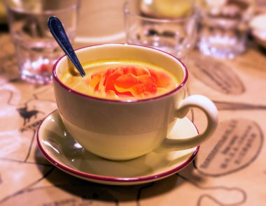 Kahve kaşığıyla sabah kahvesi şapkasının kolaj resmi.