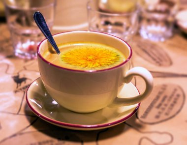 Kahve kaşığıyla sabah kahvesi şapkasının kolaj resmi.