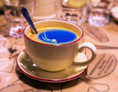 Kahve kaşığıyla sabah kahvesi şapkasının kolaj resmi.