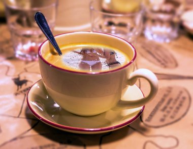 Kahve kaşığıyla sabah kahvesi şapkasının kolaj resmi.