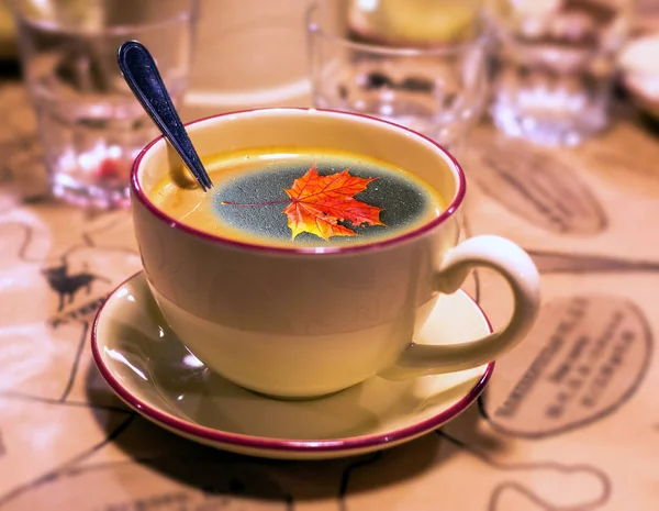 Kahve kaşığıyla sabah kahvesi şapkasının kolaj resmi.