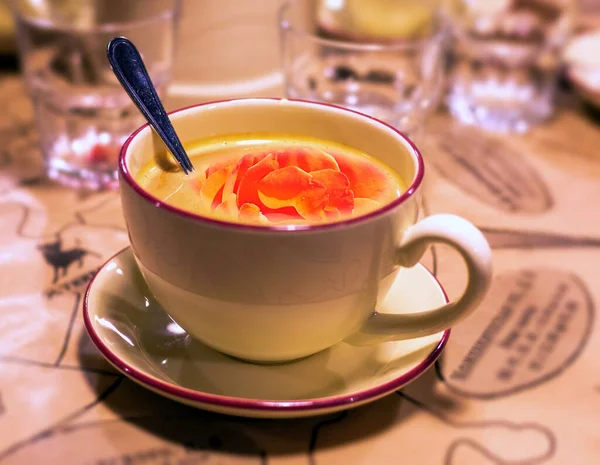 Kahve kaşığıyla sabah kahvesi şapkasının kolaj resmi.