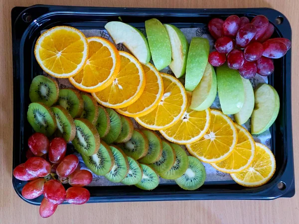 Tahta masadaki öğrencilere yemek servisi yapmak için canlı bir manzara.