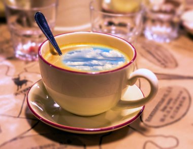 Sabah espresso şapkasının kolaj resmi kaşık ve bulutlu gökyüzü manzaralı kahve 