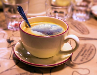 Sabah espresso şapkasının kolaj resmi kaşık ve bulutlu gökyüzü manzaralı kahve 