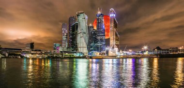 Yazın Paris 'teki eski binanın üzerinde parlak gökkuşağı manzarası