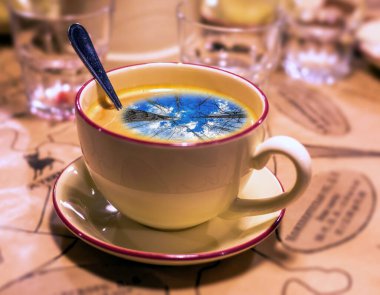 Kahve kaşığıyla sabah kahvesi şapkasının kolaj resmi.