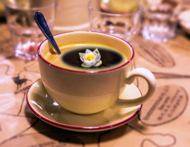 Kahve kaşığıyla sabah kahvesi şapkasının kolaj resmi.