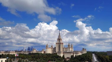 Yazın dramatik gökyüzü altında ünlü Rus üniversite kampüsünün geniş açılı panoramik görüntüsü