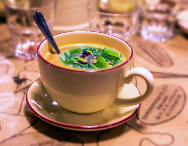 Kahve kaşığıyla sabah kahvesi şapkasının kolaj resmi.