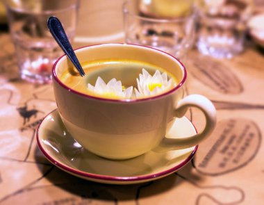 Kahve kaşığıyla sabah kahvesi şapkasının kolaj resmi.