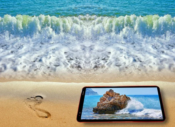 Kaleidoskopisches Fußabdruckmuster Vor Blauer Meeresküste Und Mobiltelefon Mit Bildschirmanzeige Für — Stockfoto