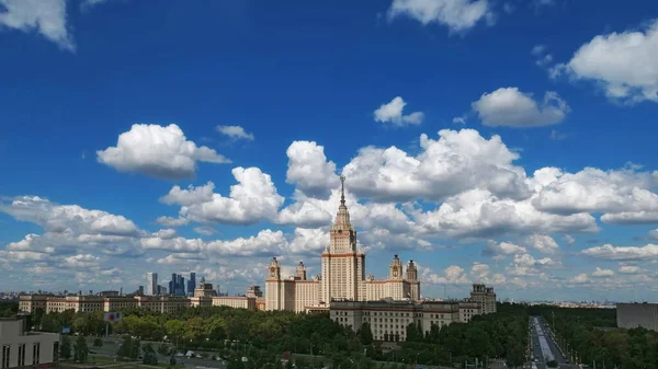 Yazın dramatik bulutlu gökyüzü altında ünlü Rus üniversite kampüsünün panoramik manzarası