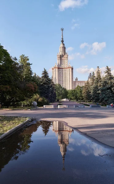 莫斯科大学校园在天空下的广角全景 — 图库照片