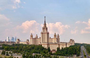 Yazın dramatik gökyüzü altında Moskova Üniversitesi kampüsünün geniş açılı panoramik manzarası