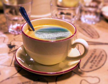 Kahve kaşığıyla sabah kahvesi şapkasının kolaj resmi.