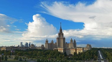 Yazın dramatik bulutlu gökyüzü altında ünlü Rus üniversite kampüsünün panoramik manzarası