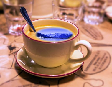 Kahve kaşığıyla sabah kahvesi şapkasının kolaj resmi.