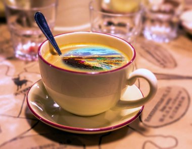 Meşhur Rus üniversitesinin kaşık kaşık ve ana binasında sabah kahvesi şapkasının kolaj resmi.