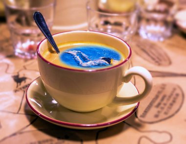 Kolaj fotoğrafı, kaşık ve kızla sabah kahvesi şapkası.