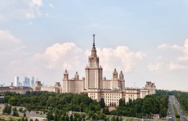 Yazın dramatik gökyüzü altında Moskova Üniversitesi kampüsünün geniş açılı panoramik manzarası