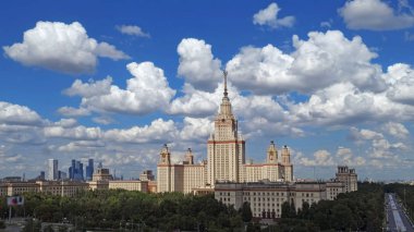Yazın dramatik bulutlu gökyüzü altında ünlü Rus üniversite kampüsünün panoramik manzarası
