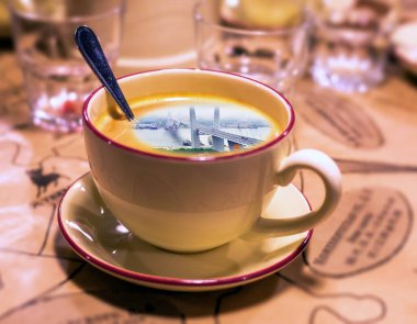 Kahve kaşığıyla sabah kahvesi şapkasının kolaj resmi.