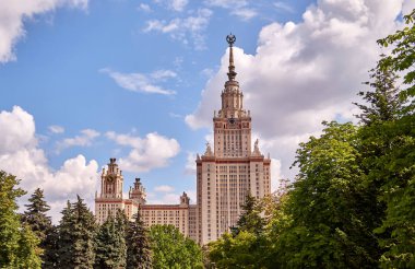 Yazın dramatik gökyüzü altında Moskova Üniversitesi kampüsünün geniş açılı panoramik manzarası