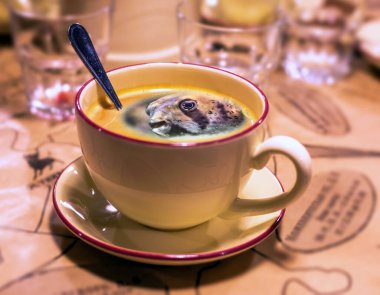 Kahve kaşığıyla sabah kahvesi şapkasının kolaj resmi.