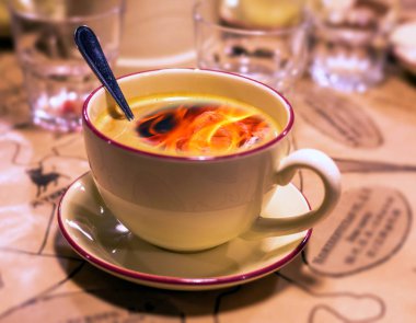 Kolaj fotoğrafı sabah sıcak espresso kapağı kaşık ve ateş görüntülü kahve 