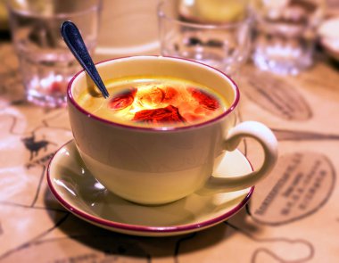 Kolaj fotoğrafı sabah sıcak espresso kapağı kaşık ve ateş görüntülü kahve 