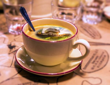 Meşhur Rus üniversitesinin kaşık kaşık ve ana binasında sabah kahvesi şapkasının kolaj resmi.