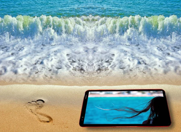 蓝海海岸线和手机前面的凯莱镜脚印图案显示了一个年轻女孩的轮廓 她的头发在摇曳 — 图库照片