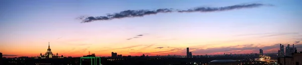 Dramatyczny Zachód Słońca Nad Dużym Krajobrazem Moskwy Sylwetką Drapaczy Chmur — Zdjęcie stockowe