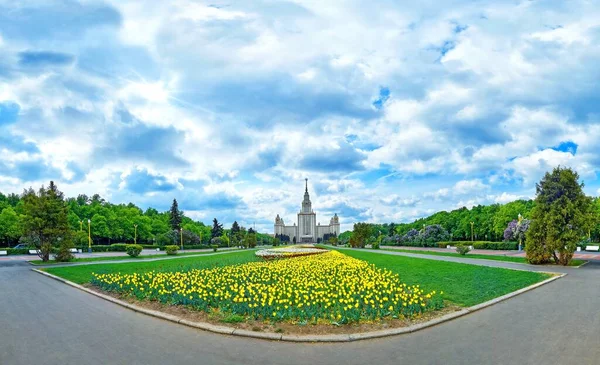 Weitwinkelpanorama Der Blühenden Frühlingsblumen Auf Dem Campus Der Berühmten Russischen — Stockfoto