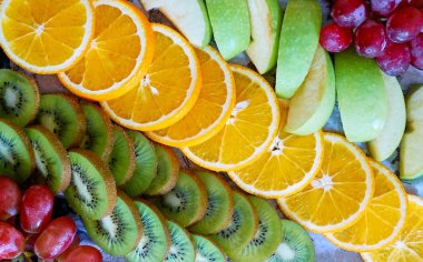 Tahta masadaki öğrencilere yemek servisi yapmak için canlı bir manzara.