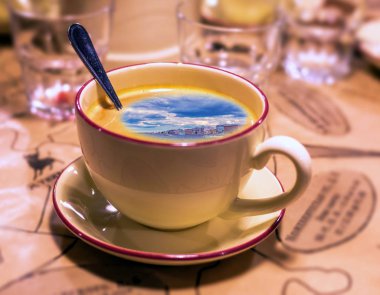 Sabah espresso şapkasının kolaj resmi kaşık ve bulutlu gökyüzü manzaralı kahve 