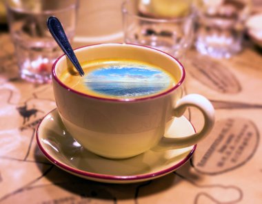 Kahve kaşığıyla sabah kahvesi şapkasının kolaj resmi.