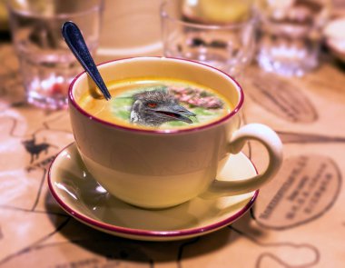 Kahve kaşığıyla sabah kahvesi şapkasının kolaj resmi.