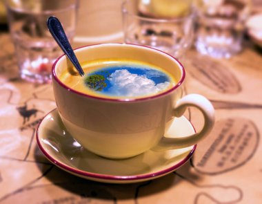 Sabah espresso şapkasının kolaj resmi kaşık ve bulutlu gökyüzü manzaralı kahve 