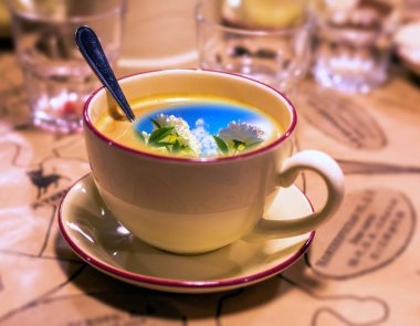 Kahve kaşığıyla sabah kahvesi şapkasının kolaj resmi.