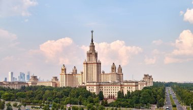 Yazın dramatik gökyüzü altında Moskova Üniversitesi kampüsünün geniş açılı panoramik manzarası
