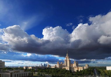 Yazın dramatik bulutlu gökyüzü altında ünlü Rus üniversite kampüsünün geniş açılı panoramik hava manzarası