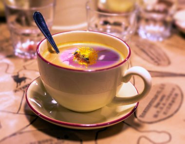 Kahve kaşığıyla sabah kahvesi şapkasının kolaj resmi.