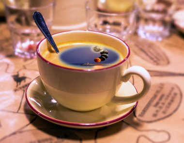 Kahve kaşığıyla sabah kahvesi şapkasının kolaj resmi.