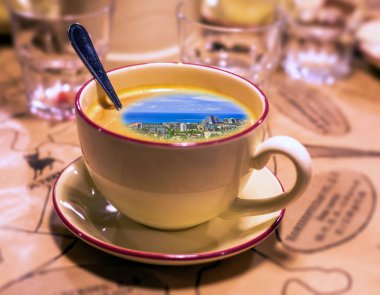 Kahve kaşığıyla sabah kahvesi şapkasının kolaj resmi.