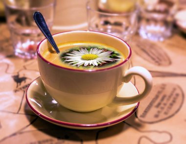 Kahve kaşığıyla sabah kahvesi şapkasının kolaj resmi.