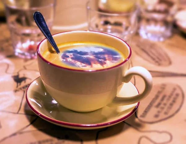 Kolorowe Zdjęcie Porannej Filiżanki Kawy Espresso Łyżką Zachmurzonym Niebem — Zdjęcie stockowe